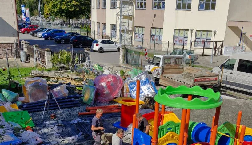 Rajcza inwestuje w najmłodszych – nowoczesny plac zabaw dla dzieci ze żłobka „Maluszek”