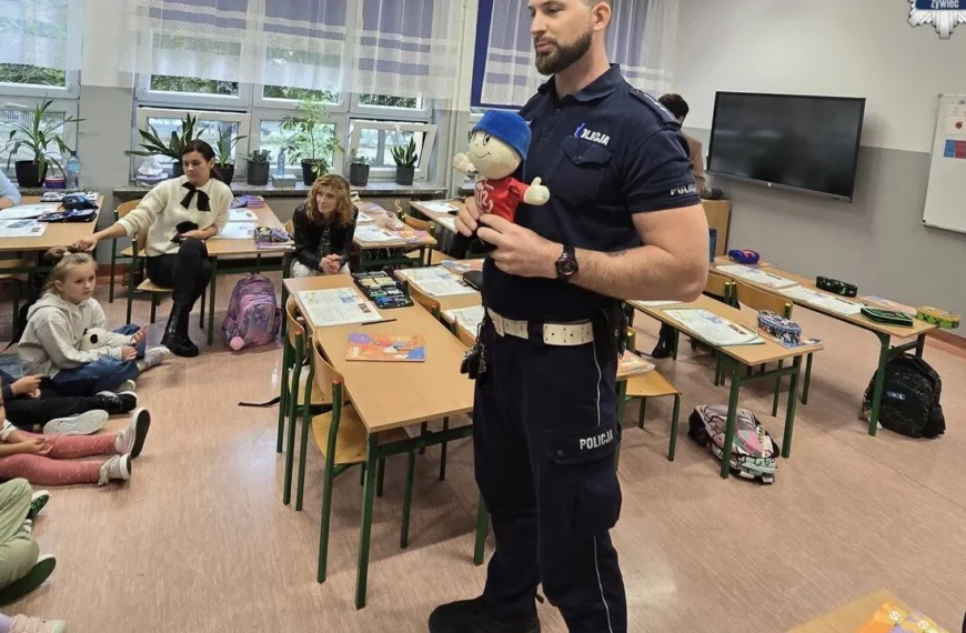 Żywieccy policjanci dbają o bezpieczeństwo najmłodszych: finał akcji „Bezpieczna droga do szkoły”